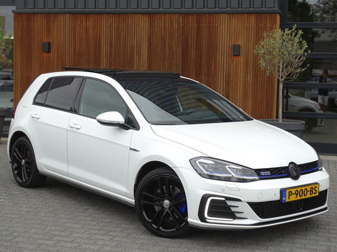 Volkswagen Golf TSI GTE 204PK / Pano / 2019 / LED / ACC