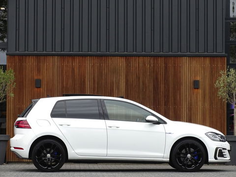 Volkswagen Golf TSI GTE 204PK / Pano / 2019 / LED / ACC