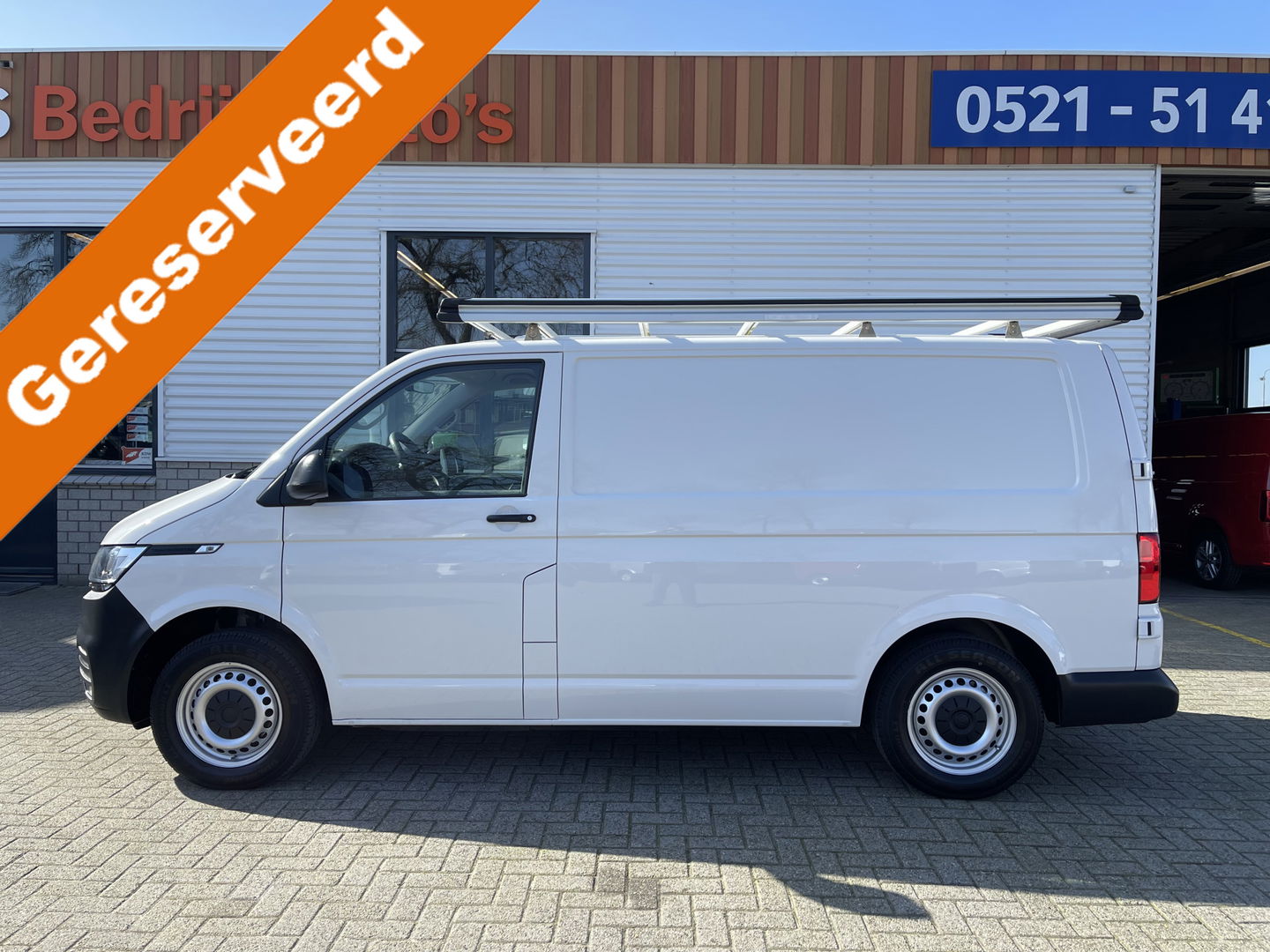 Volkswagen Transporter T6.1 2.0 TDI 110pk L1H1 28 / vaste prijs rijklaar € 18.950 ex btw / Bott ingrichte laadruimte / lease vanaf € 347 / trekhaak / imperial / airco / cruise control / Apple Carplay Android auto