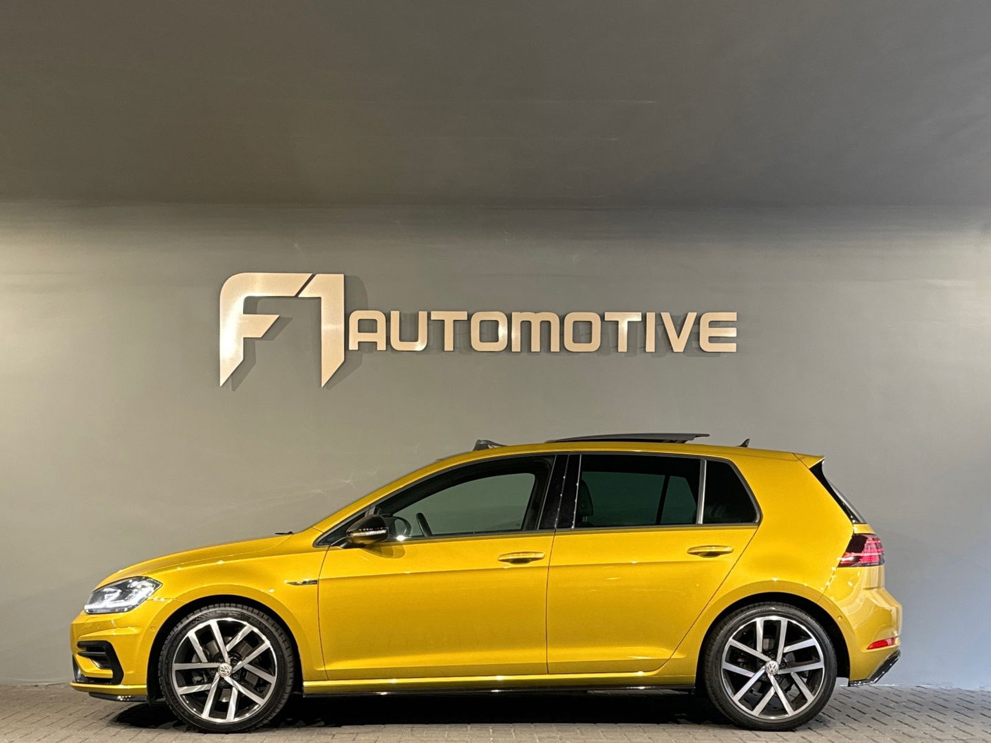 Volkswagen Golf 1.5 TSI Highline R-Line Pano|Leer|Dyna|Keyless