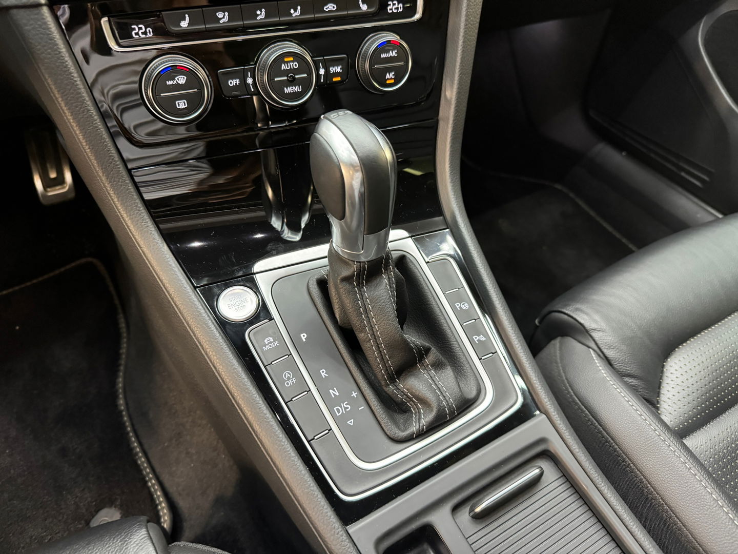 Volkswagen Golf 1.5 TSI Highline R-Line Pano|Leer|Dyna|Keyless