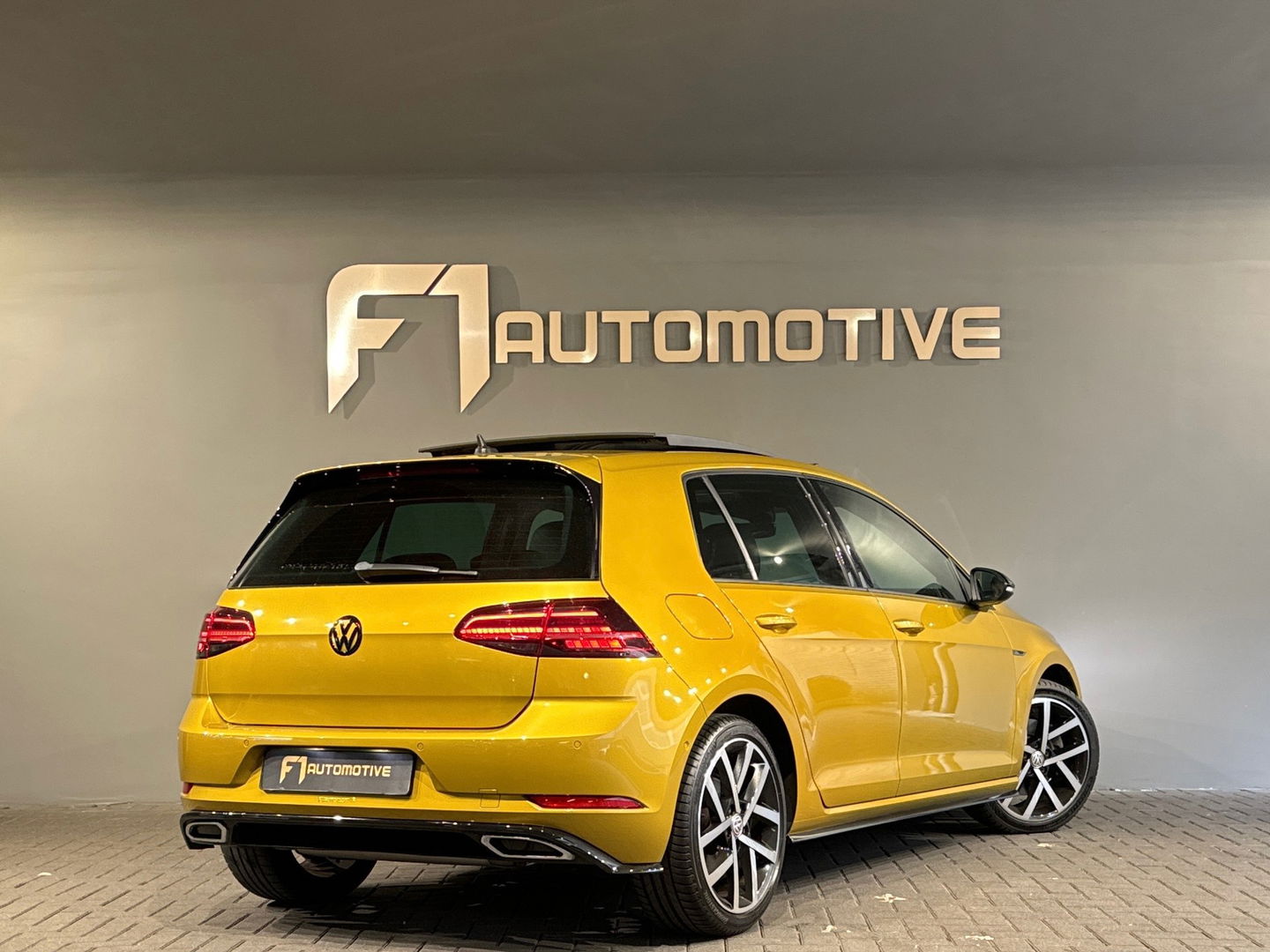 Volkswagen Golf 1.5 TSI Highline R-Line Pano|Leer|Dyna|Keyless