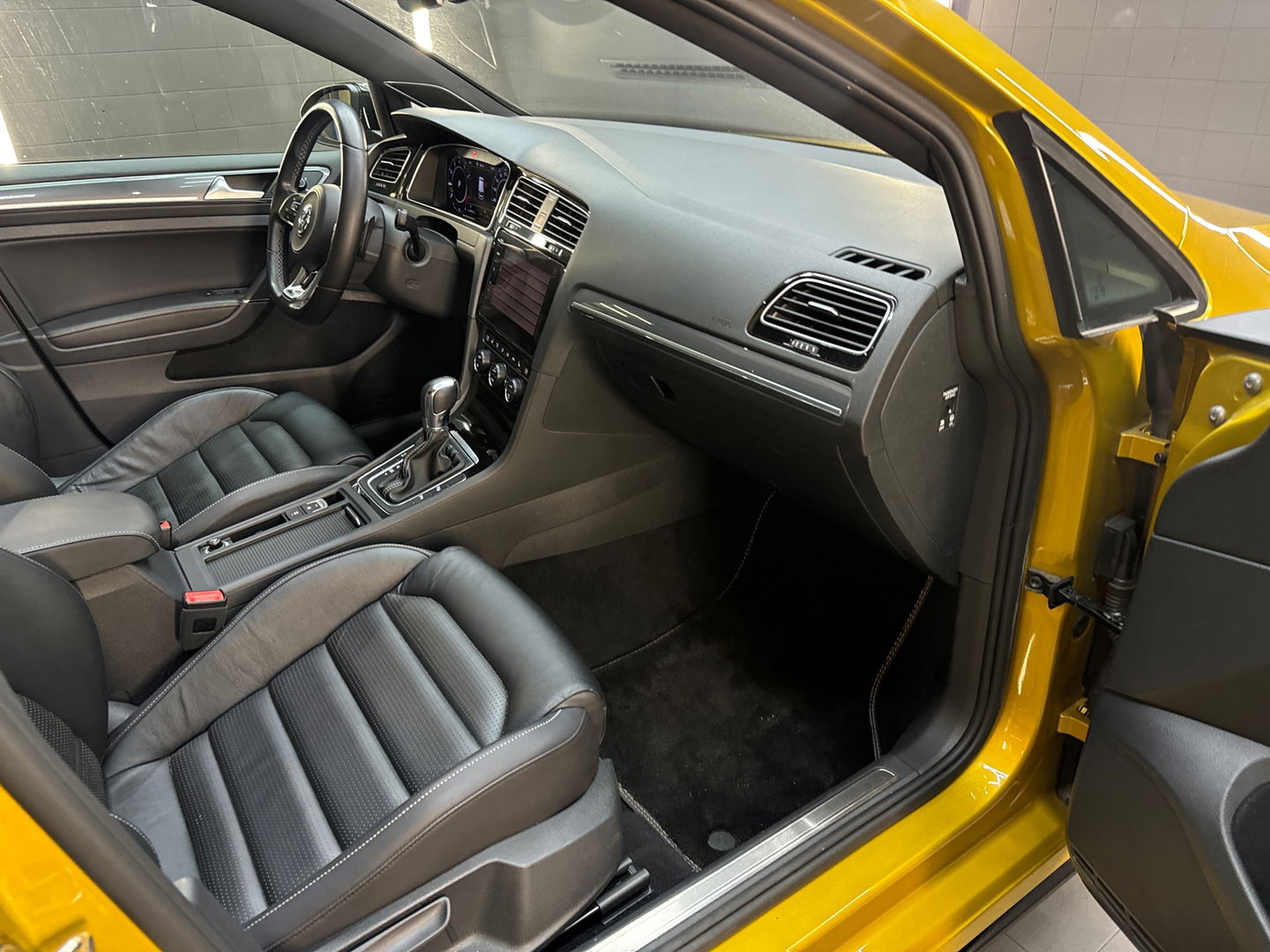 Volkswagen Golf 1.5 TSI Highline R-Line Pano|Leer|Dyna|Keyless