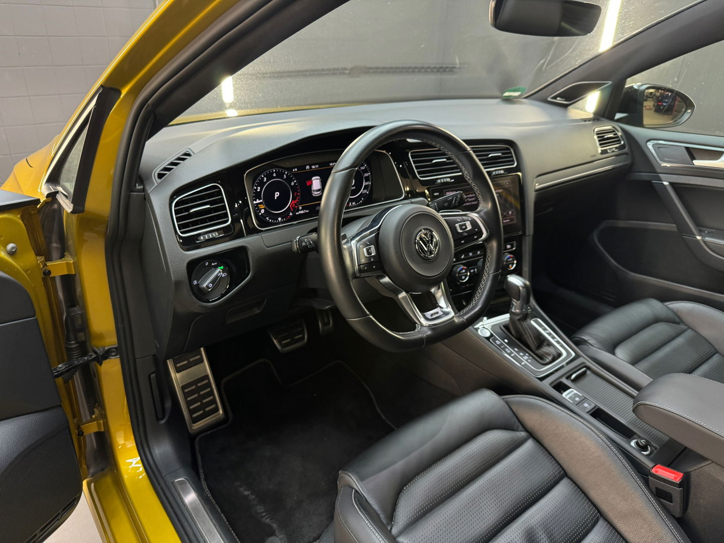 Volkswagen Golf 1.5 TSI Highline R-Line Pano|Leer|Dyna|Keyless