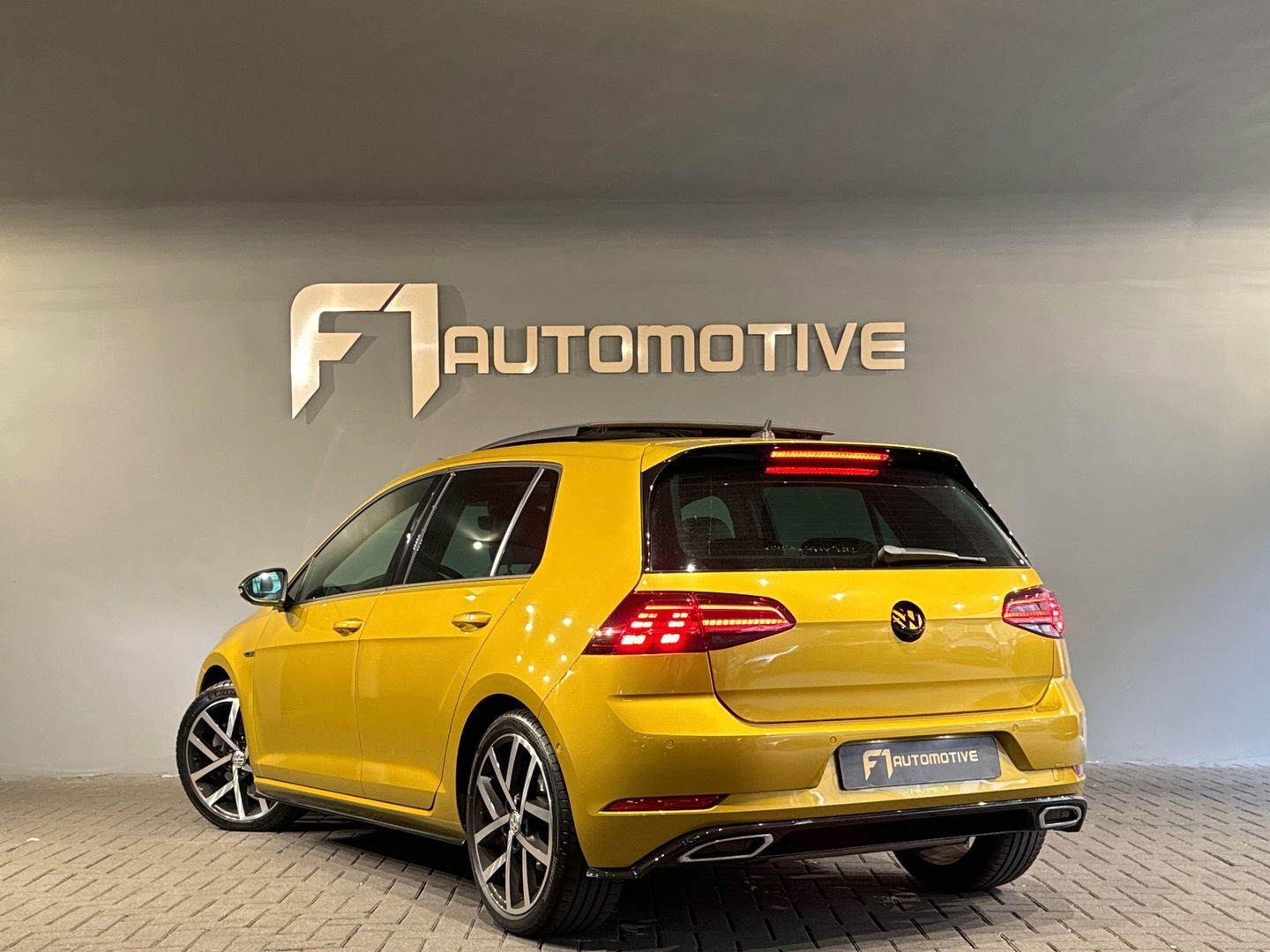 Volkswagen Golf 1.5 TSI Highline R-Line Pano|Leer|Dyna|Keyless