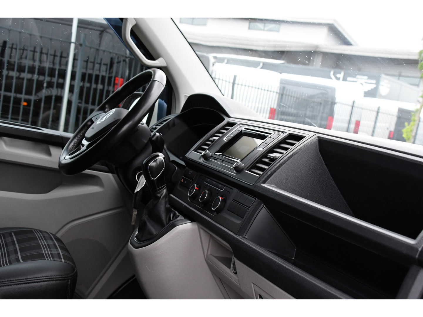 Volkswagen Transporter 2.0 TDI L1H1 Highline Adaptieve cruise, Sensoren 150PK, Automaat, Stoelverwarming, Airco, Trekhaak, Uniek!
