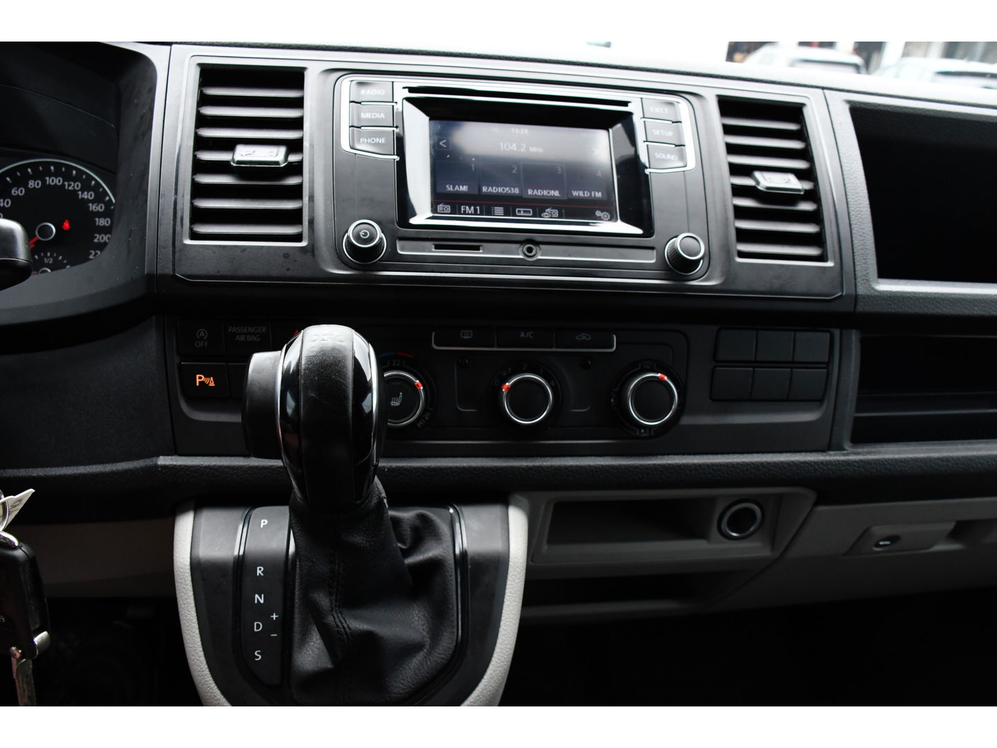 Volkswagen Transporter 2.0 TDI L1H1 Highline Adaptieve cruise, Sensoren 150PK, Automaat, Stoelverwarming, Airco, Trekhaak, Uniek!