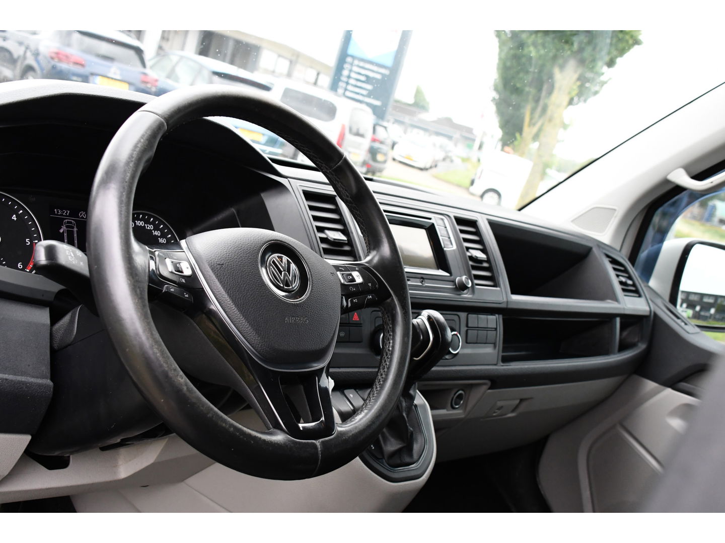 Volkswagen Transporter 2.0 TDI L1H1 Highline Adaptieve cruise, Sensoren 150PK, Automaat, Stoelverwarming, Airco, Trekhaak, Uniek!
