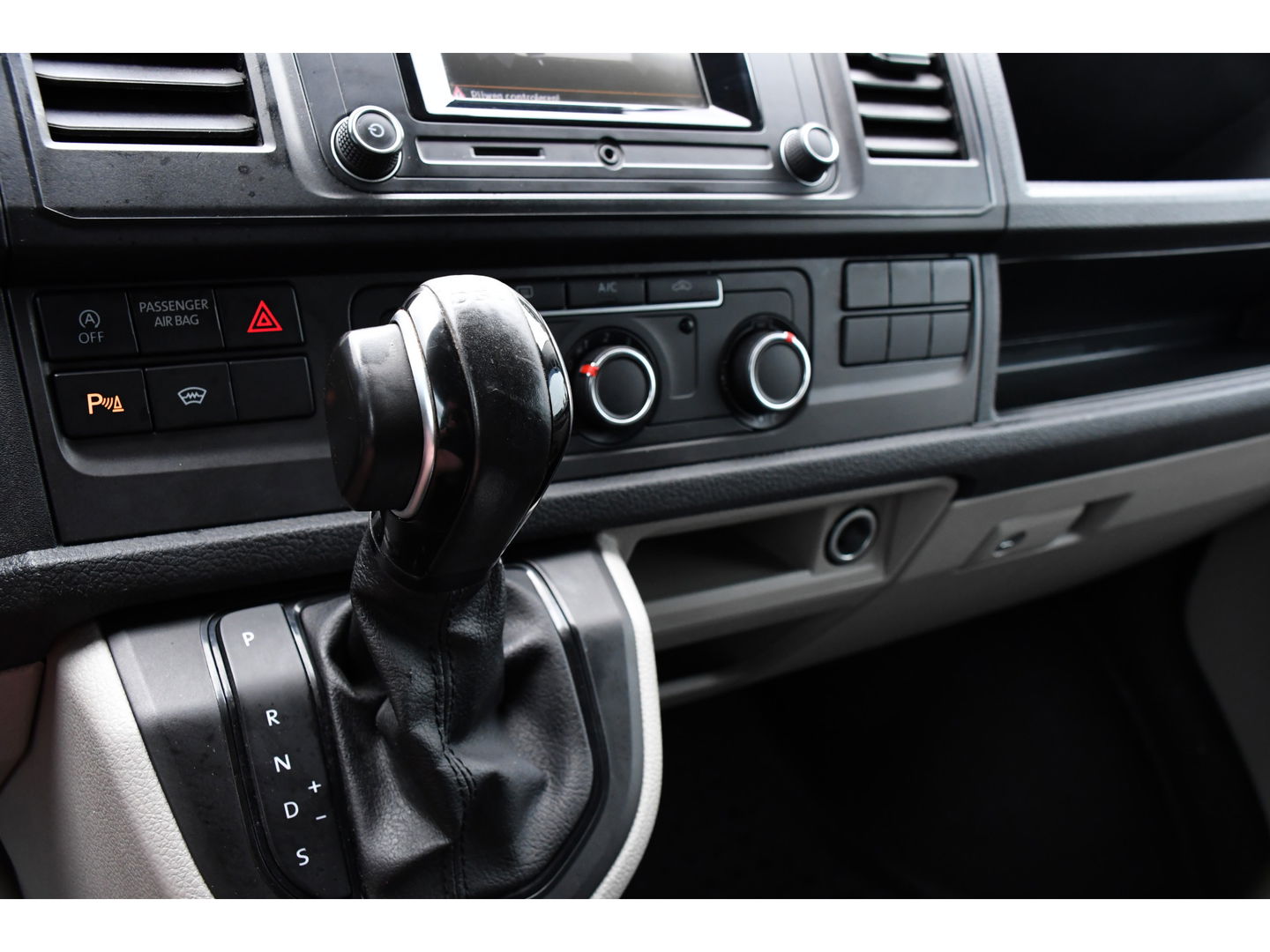 Volkswagen Transporter 2.0 TDI L1H1 Highline Adaptieve cruise, Sensoren 150PK, Automaat, Stoelverwarming, Airco, Trekhaak, Uniek!