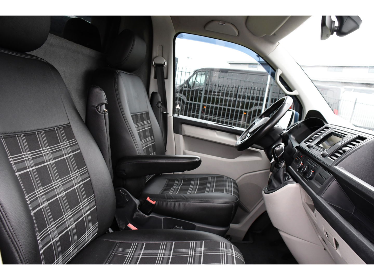 Volkswagen Transporter 2.0 TDI L1H1 Highline Adaptieve cruise, Sensoren 150PK, Automaat, Stoelverwarming, Airco, Trekhaak, Uniek!