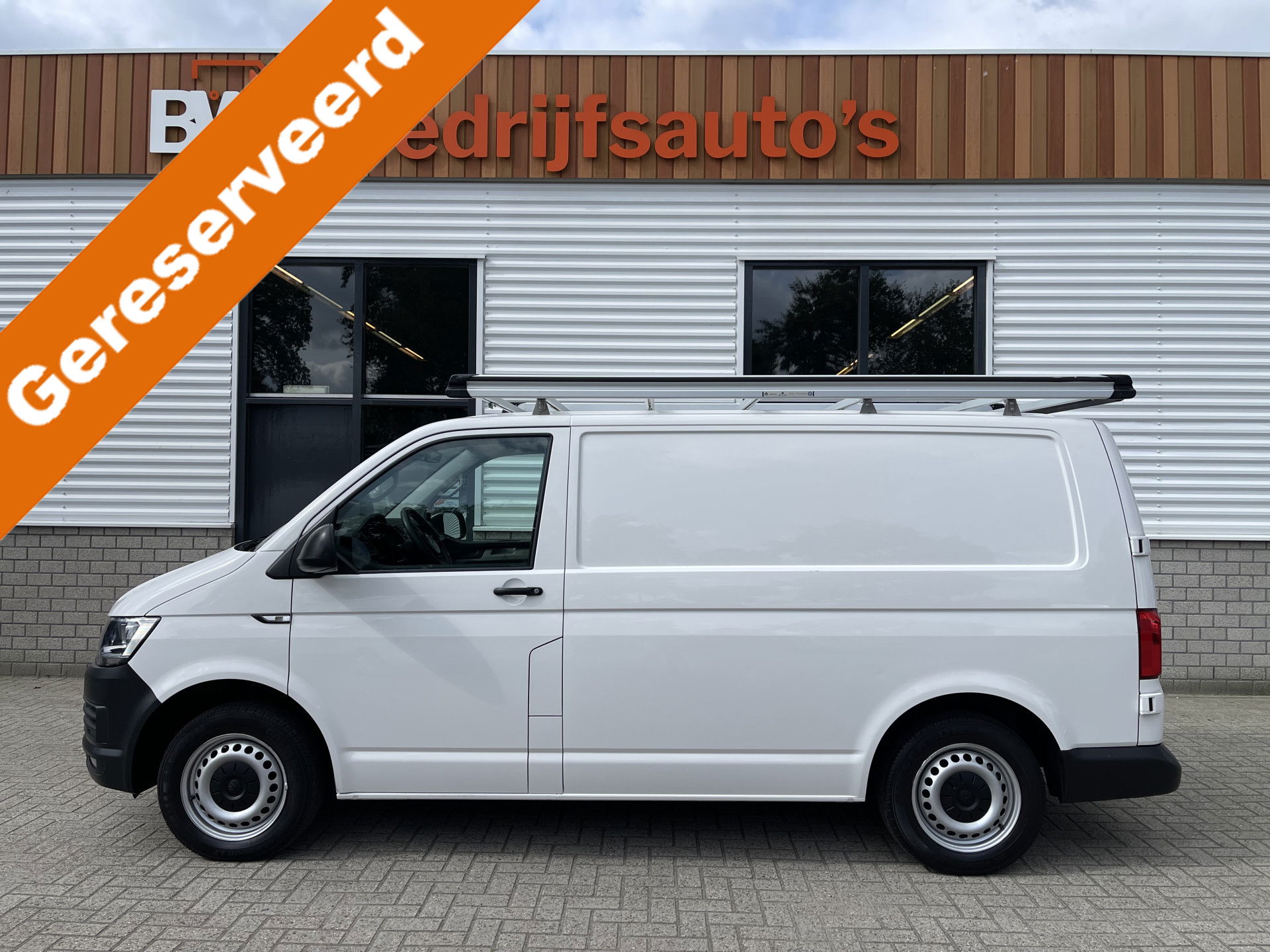 Volkswagen Transporter 2.0 TDI 102pk L1H1 Trendline / vaste prijs rijklaar € 14.950 ex btw / lease vanaf € 329 / airco / cruise / bijrijdersbank / imperial / ingerichte laadruimte met sloten !