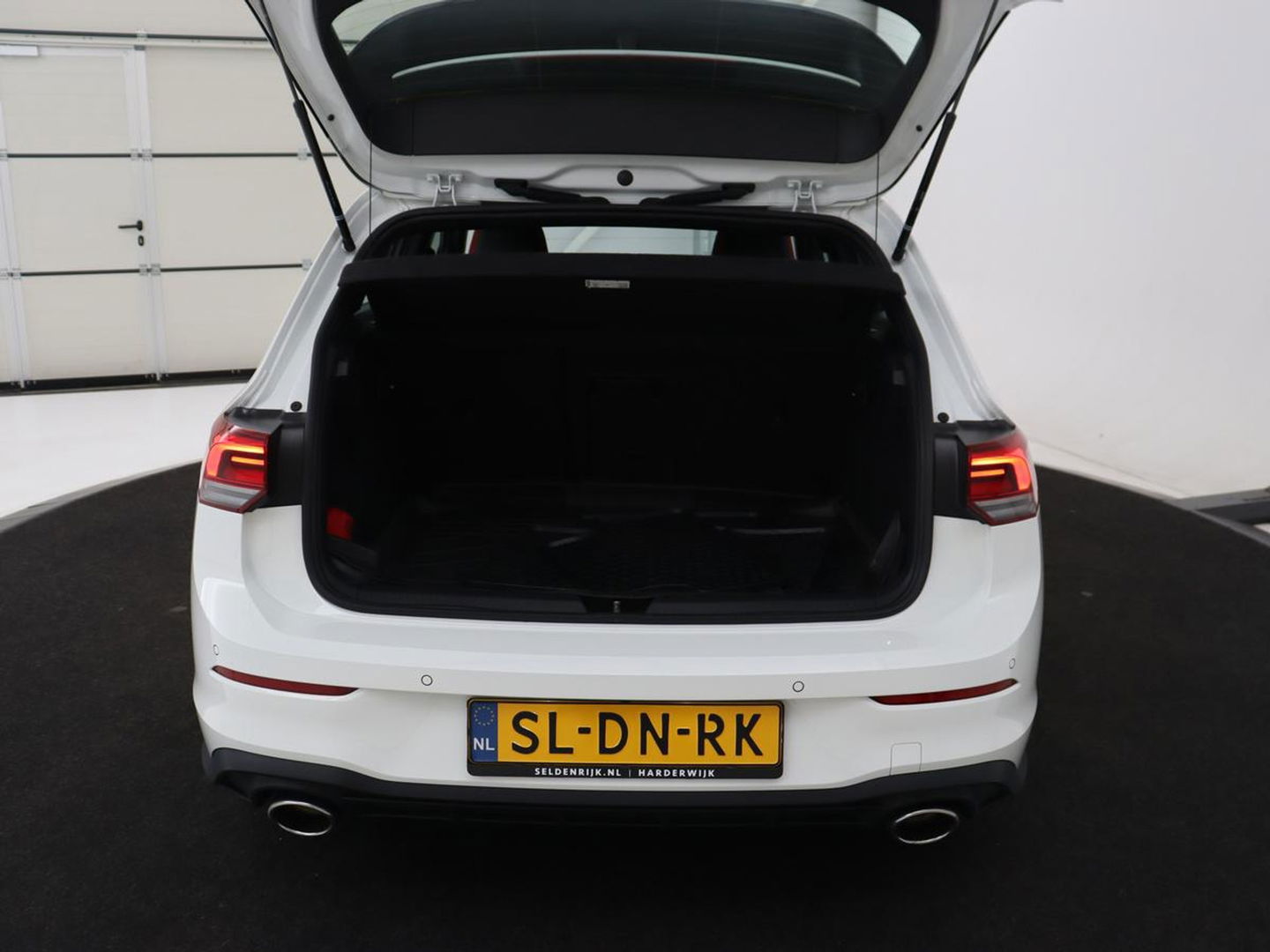Volkswagen Golf 2.0 TSI GTI Clubsport | 300pk | Stoel & stuurverwarming | Carplay | Sfeerverlichting | LED Plus | Sportstoelen | Parkeerhulp | Digital Cockpit | Climate control