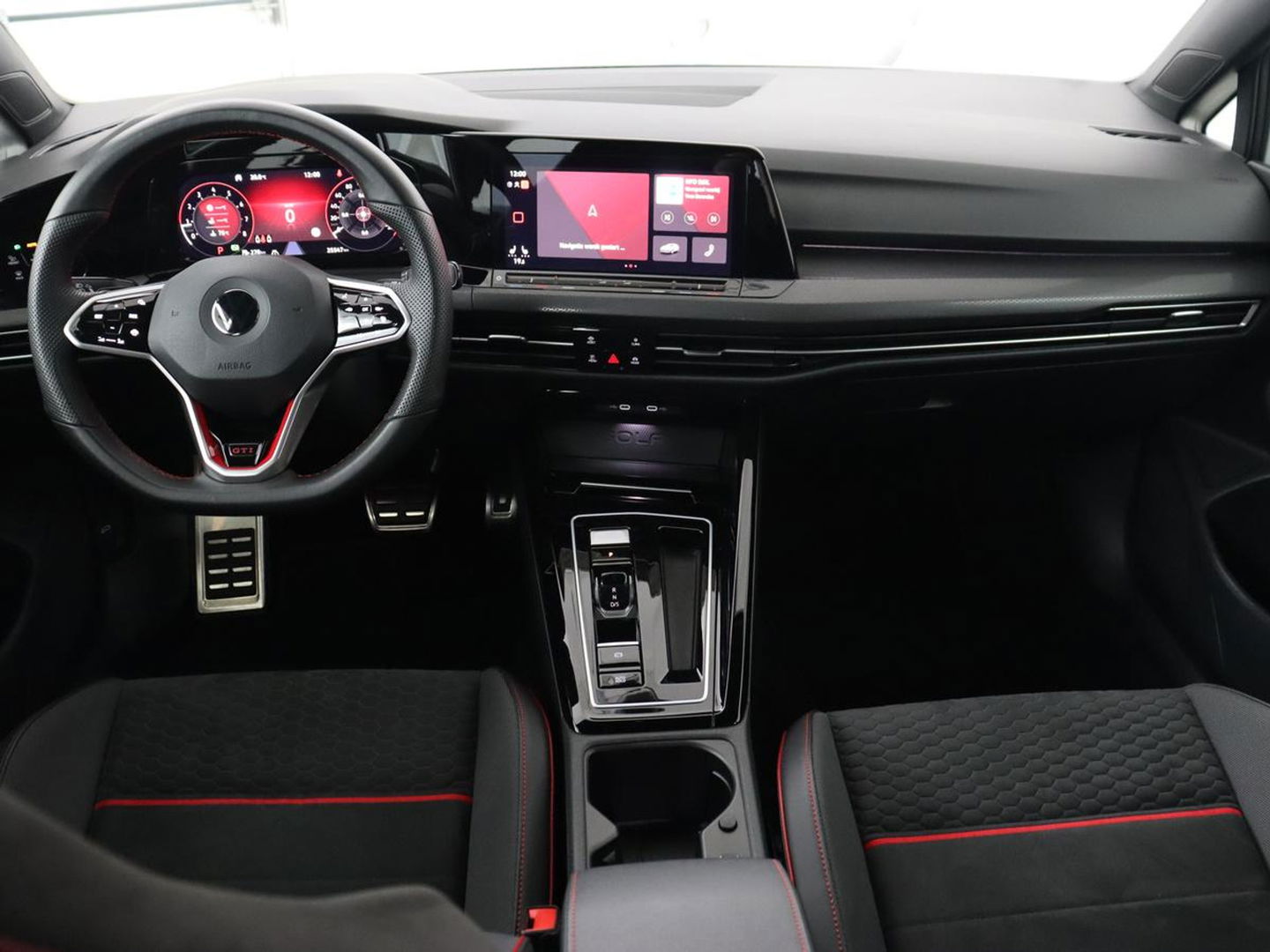 Volkswagen Golf 2.0 TSI GTI Clubsport | 300pk | Stoel & stuurverwarming | Carplay | Sfeerverlichting | LED Plus | Sportstoelen | Parkeerhulp | Digital Cockpit | Climate control