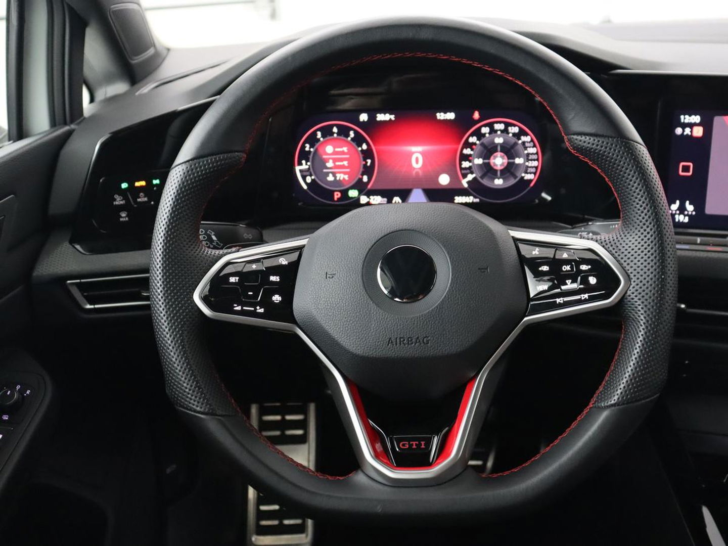 Volkswagen Golf 2.0 TSI GTI Clubsport | 300pk | Stoel & stuurverwarming | Carplay | Sfeerverlichting | LED Plus | Sportstoelen | Parkeerhulp | Digital Cockpit | Climate control