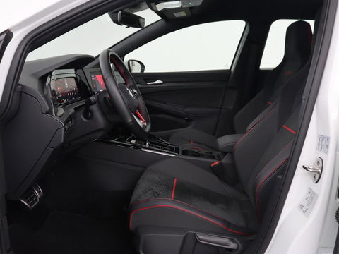 Volkswagen Golf 2.0 TSI GTI Clubsport | 300pk | Stoel & stuurverwarming | Carplay | Sfeerverlichting | LED Plus | Sportstoelen | Parkeerhulp | Digital Cockpit | Climate control