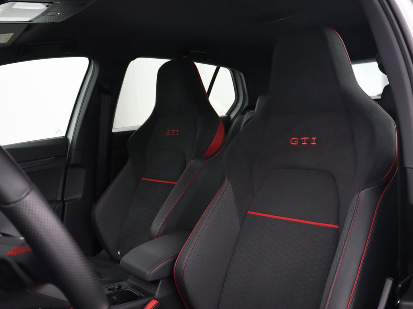Volkswagen Golf 2.0 TSI GTI Clubsport | 300pk | Stoel & stuurverwarming | Carplay | Sfeerverlichting | LED Plus | Sportstoelen | Parkeerhulp | Digital Cockpit | Climate control