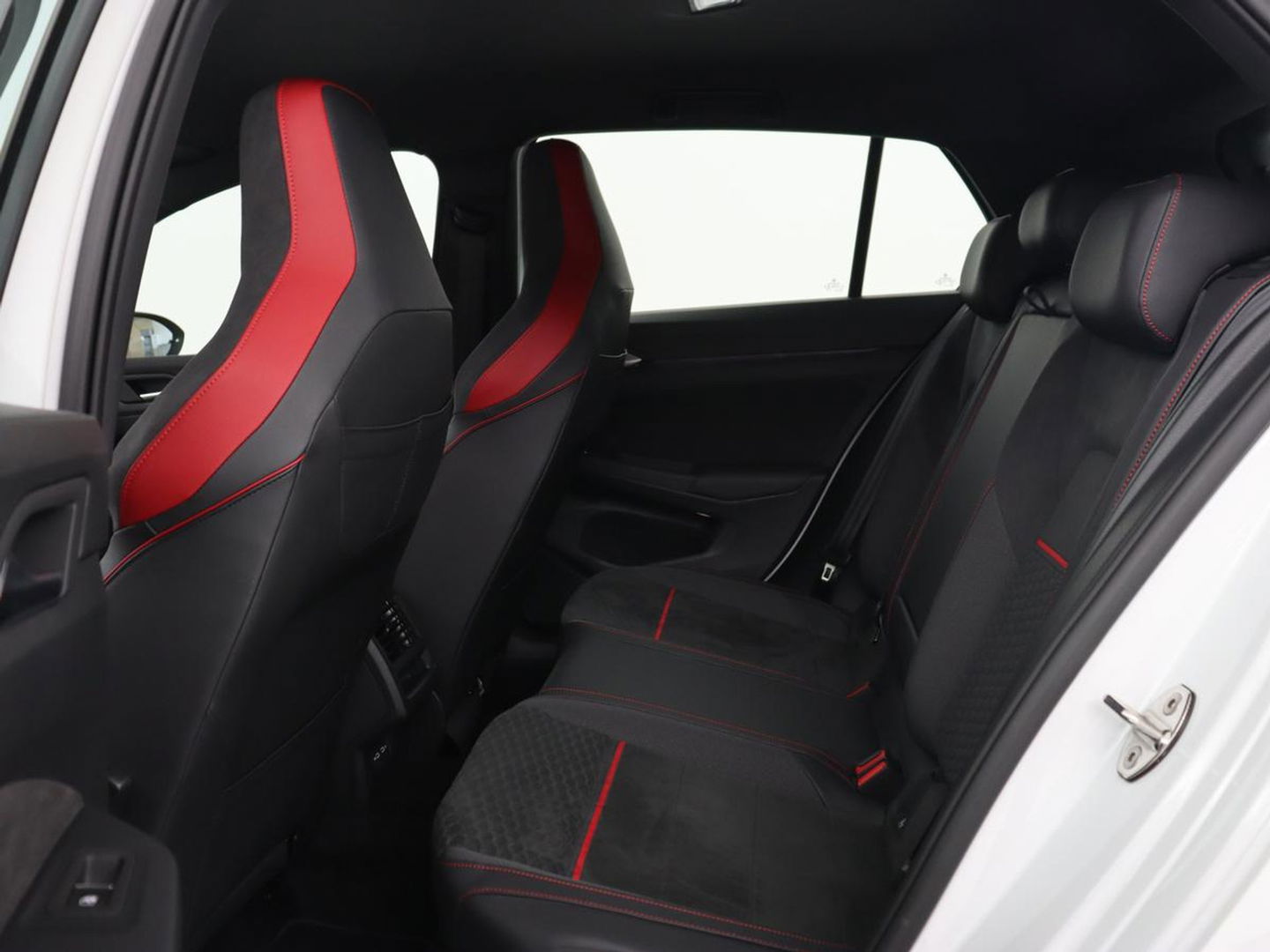 Volkswagen Golf 2.0 TSI GTI Clubsport | 300pk | Stoel & stuurverwarming | Carplay | Sfeerverlichting | LED Plus | Sportstoelen | Parkeerhulp | Digital Cockpit | Climate control