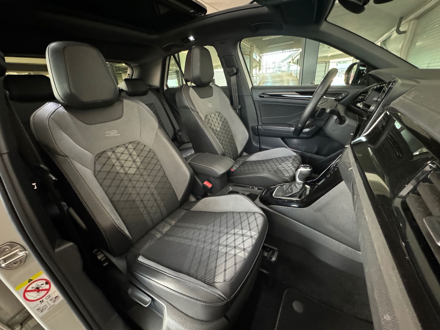 Volkswagen T-Roc 1.5 TSI R-Line Pano|Beats|Keyl|Camera|Dodeh
