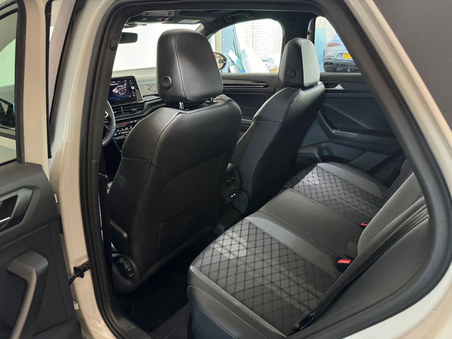Volkswagen T-Roc 1.5 TSI R-Line Pano|Beats|Keyl|Camera|Dodeh
