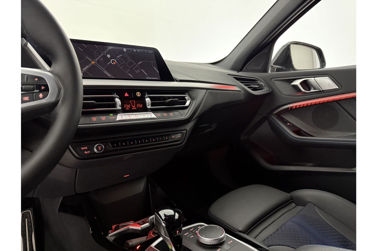 BMW 1-serie 118i M-sport Sfeerverl. LED Carplay Cruise Clima Virtual Navi PDC 17"LMV