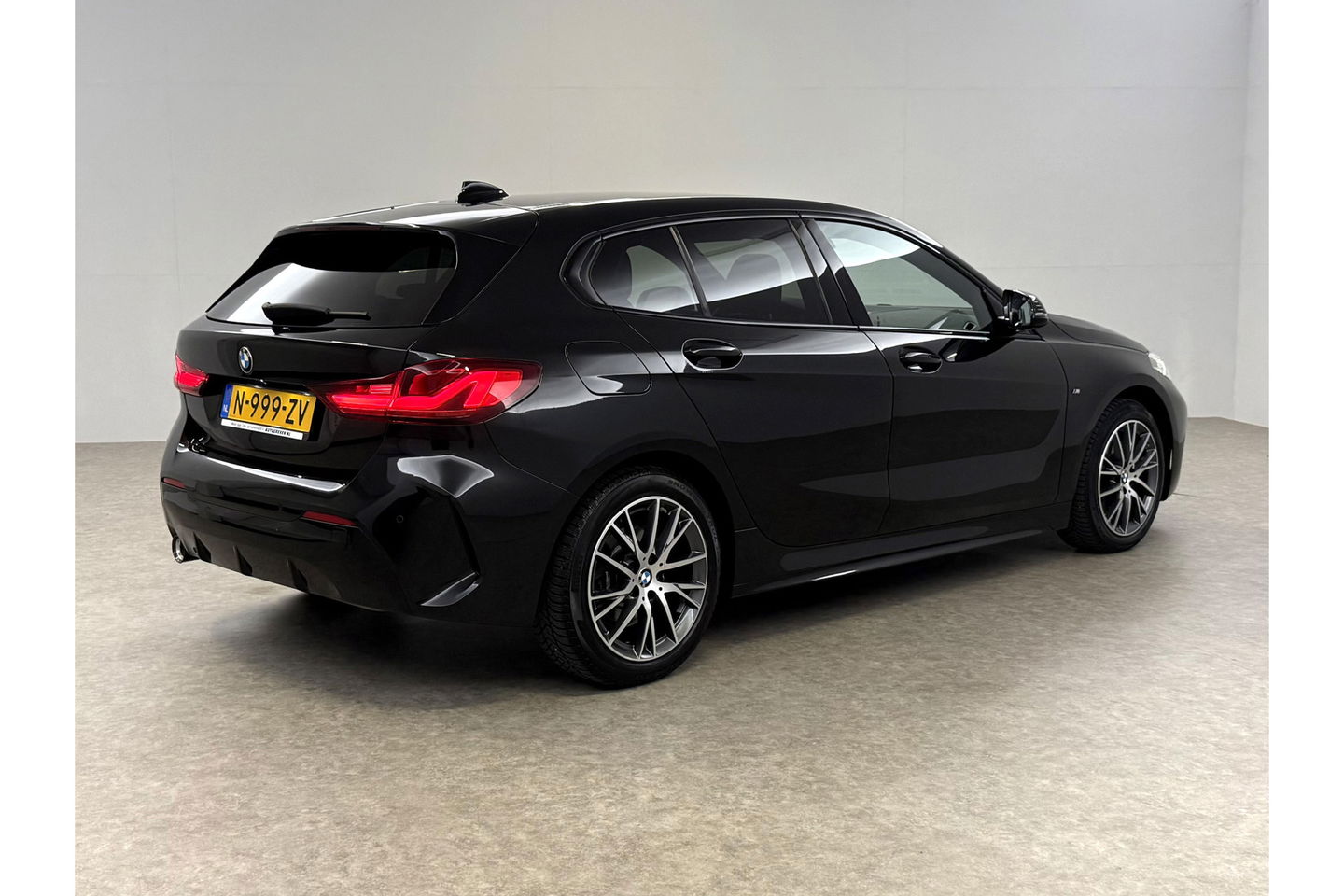 BMW 1-serie 118i M-sport Sfeerverl. LED Carplay Cruise Clima Virtual Navi PDC 17"LMV