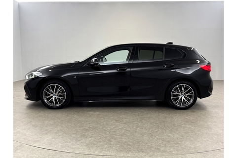 BMW 1-serie 118i M-sport Sfeerverl. LED Carplay Cruise Clima Virtual Navi PDC 17"LMV