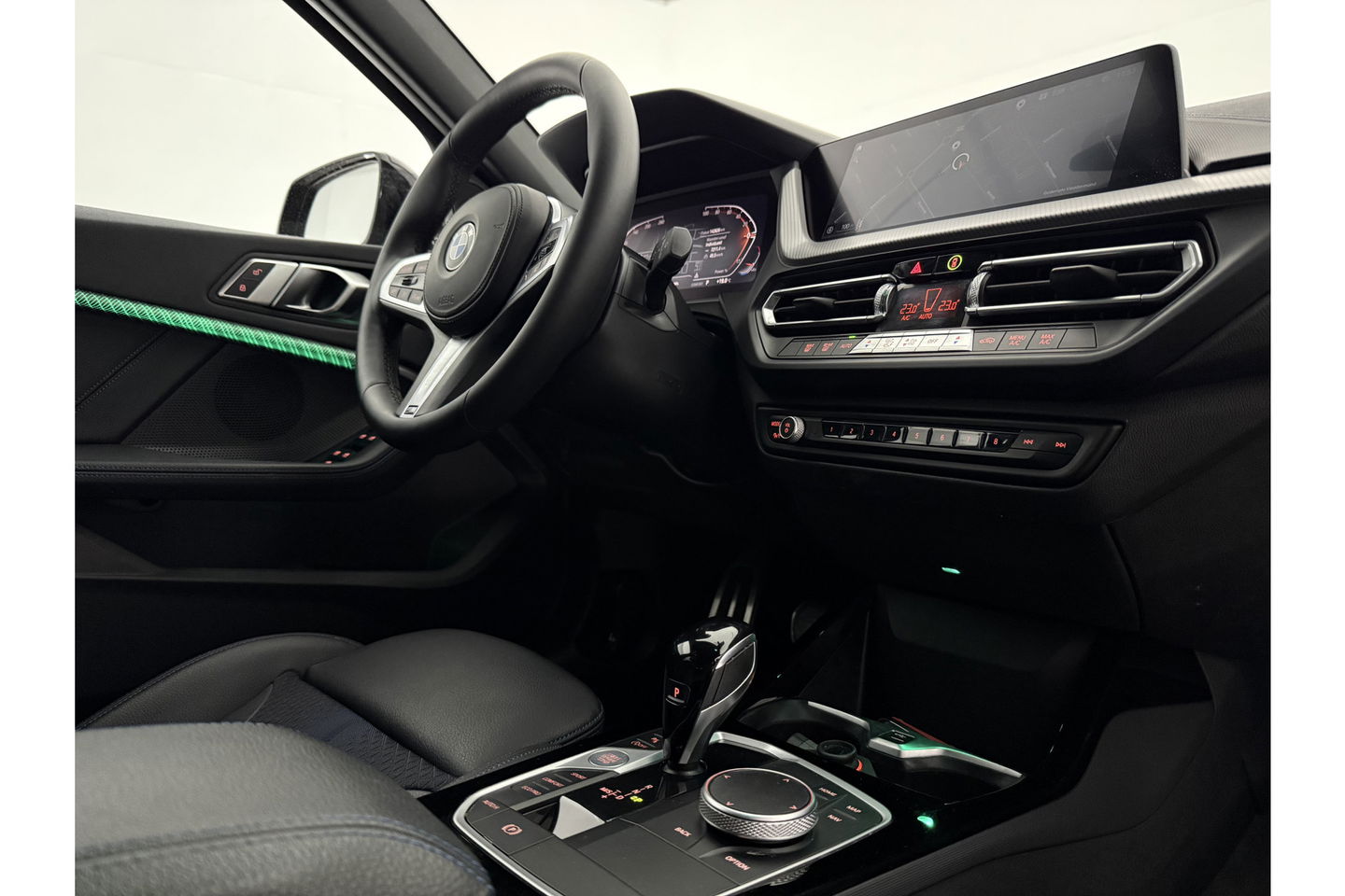 BMW 1-serie 118i M-sport Sfeerverl. LED Carplay Cruise Clima Virtual Navi PDC 17"LMV