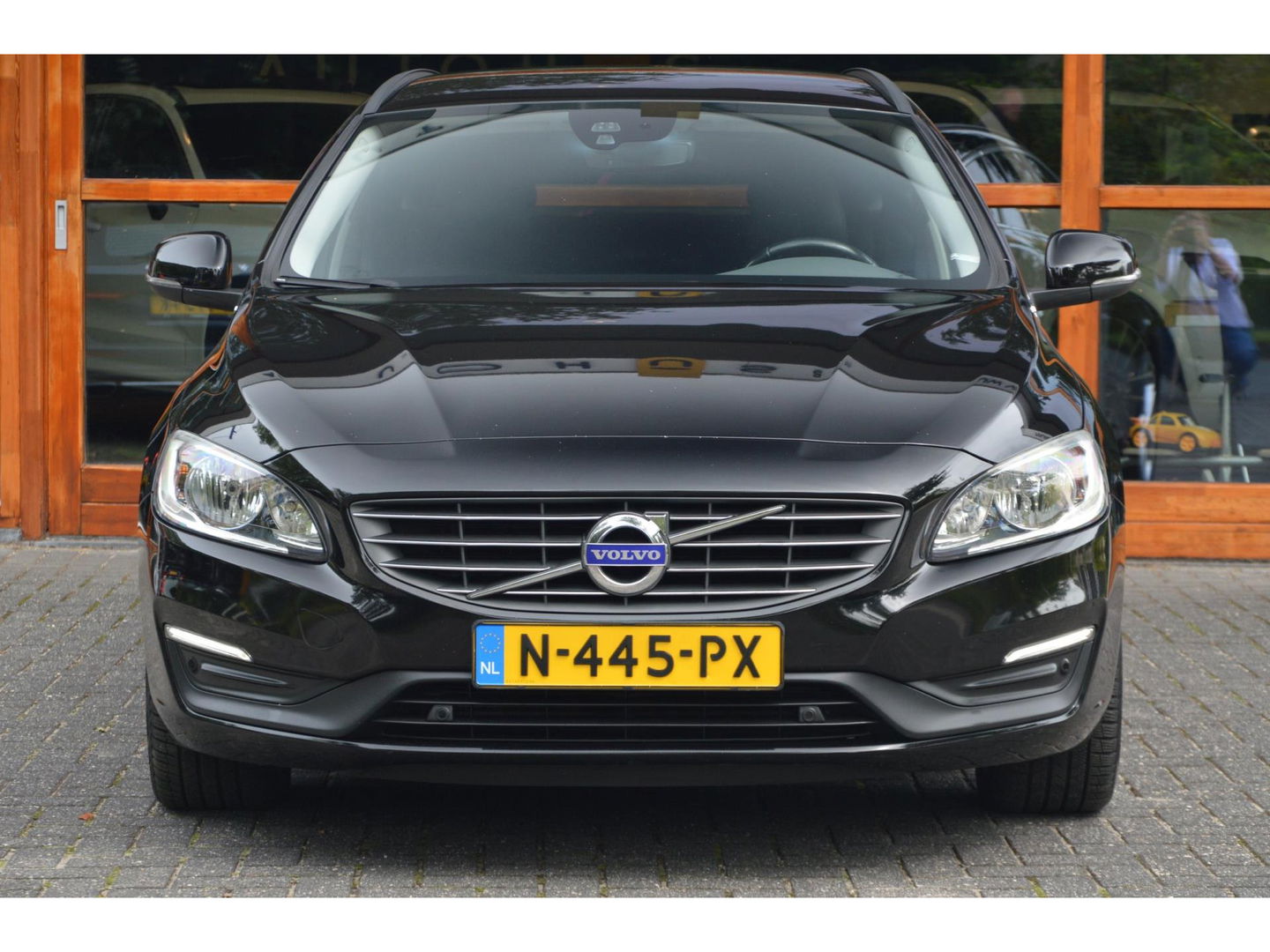 Volvo V60 2.4 D5 Twin Engine Special Edition | Stuur + Stoel Verwarmd | Trekhaak | Bluetooth | Cruise Control | Leer |