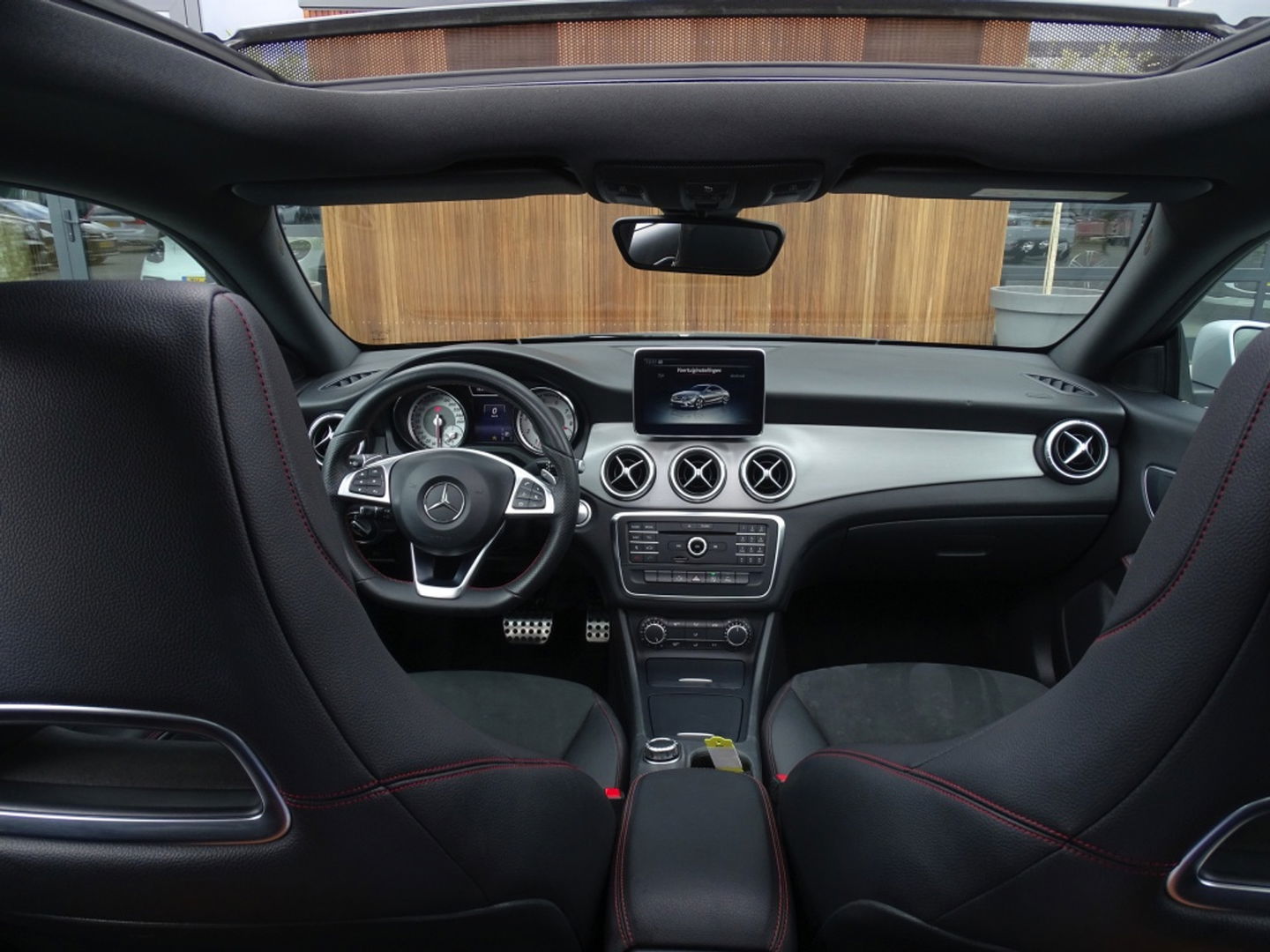 Mercedes-Benz CLA-Klasse 180 automaat / AMG pakket / panorama / *NAP*