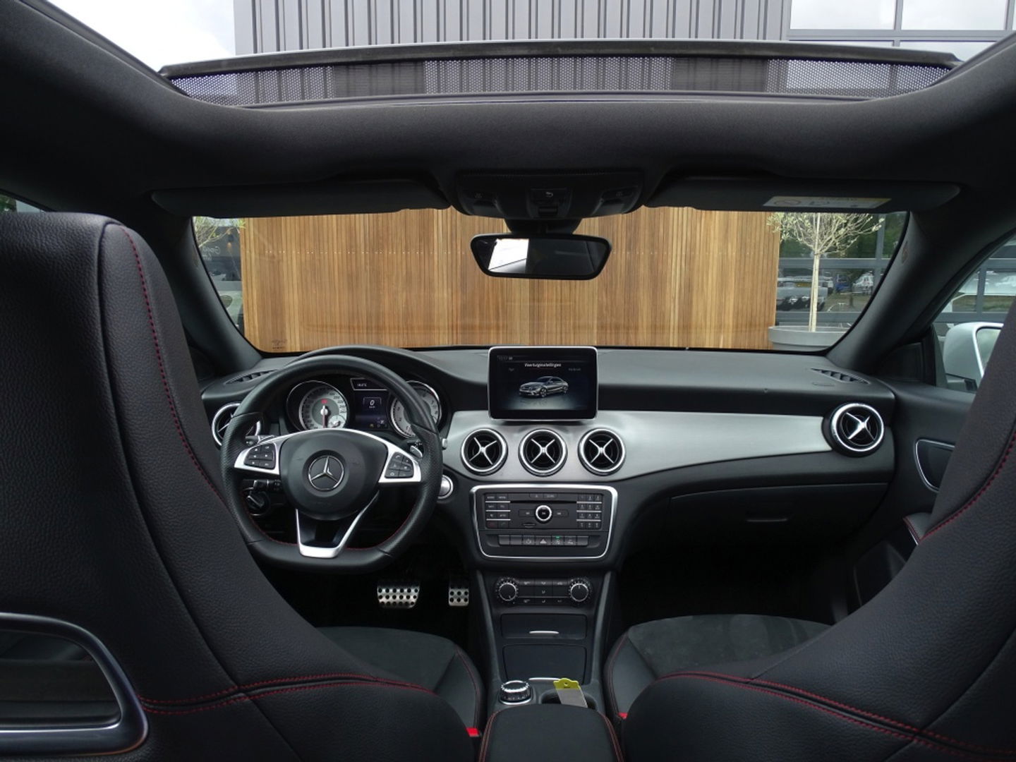 Mercedes-Benz CLA-Klasse 180 automaat / AMG pakket / panorama / *NAP*