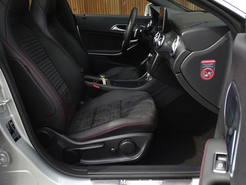 Mercedes-Benz CLA-Klasse 180 automaat / AMG pakket / panorama / *NAP*