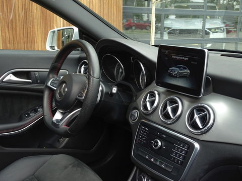 Mercedes-Benz CLA-Klasse 180 automaat / AMG pakket / panorama / *NAP*