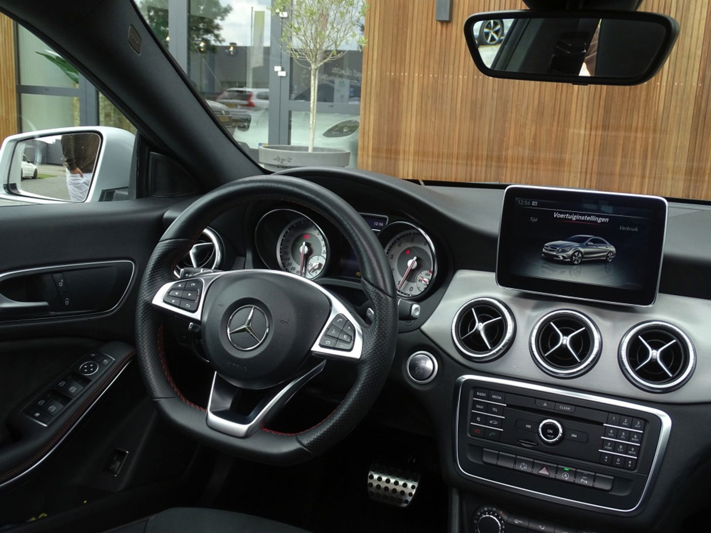 Mercedes-Benz CLA-Klasse 180 automaat / AMG pakket / panorama / *NAP*