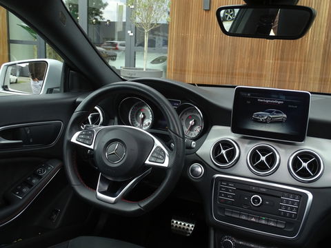 Mercedes-Benz CLA-Klasse 180 automaat / AMG pakket / panorama / *NAP*
