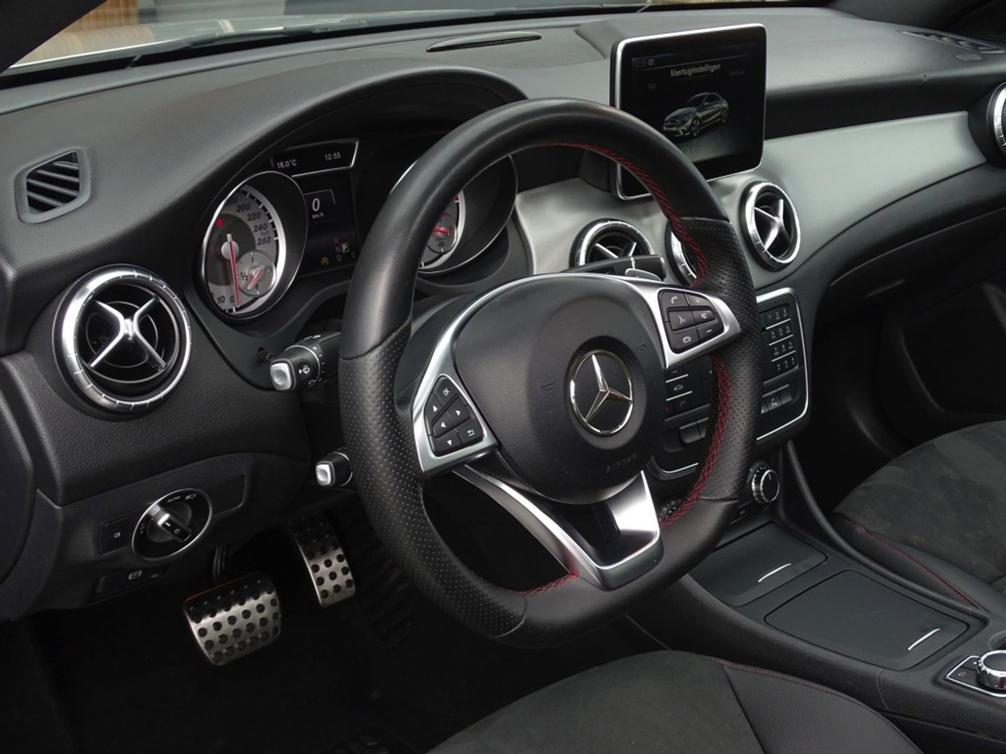 Mercedes-Benz CLA-Klasse 180 automaat / AMG pakket / panorama / *NAP*