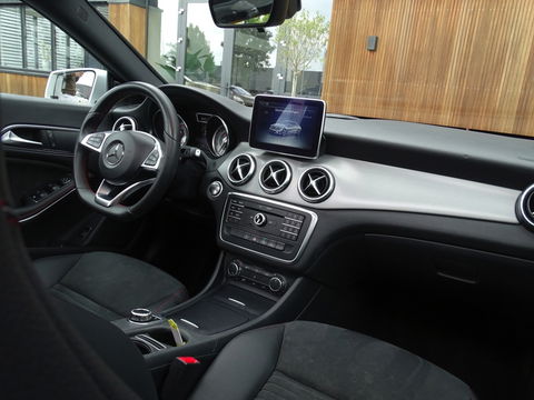 Mercedes-Benz CLA-Klasse 180 automaat / AMG pakket / panorama / *NAP*