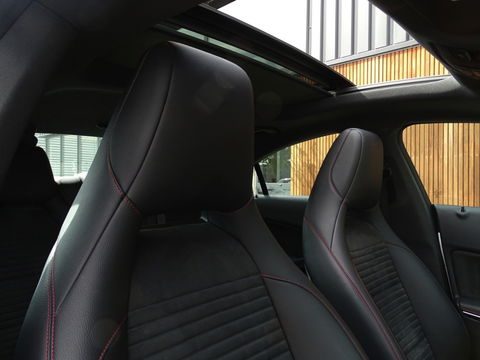 Mercedes-Benz CLA-Klasse 180 automaat / AMG pakket / panorama / *NAP*