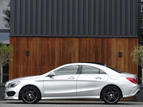Mercedes-Benz CLA-Klasse 180 automaat / AMG pakket / panorama / *NAP*