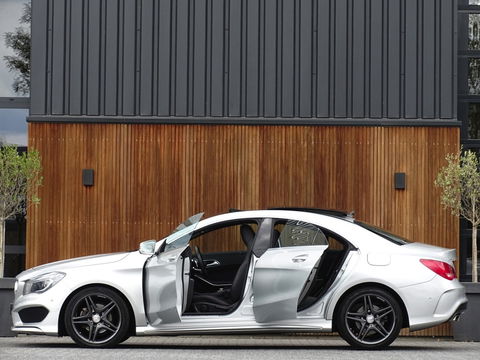 Mercedes-Benz CLA-Klasse 180 automaat / AMG pakket / panorama / *NAP*