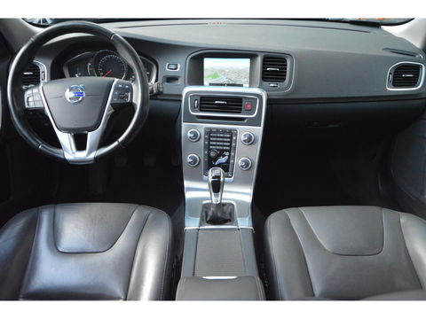 Volvo V60 T4 Summum | Panoramadak | Stoelverwarming | Trekhaak 1600KG | Cruise | Bluetooth |