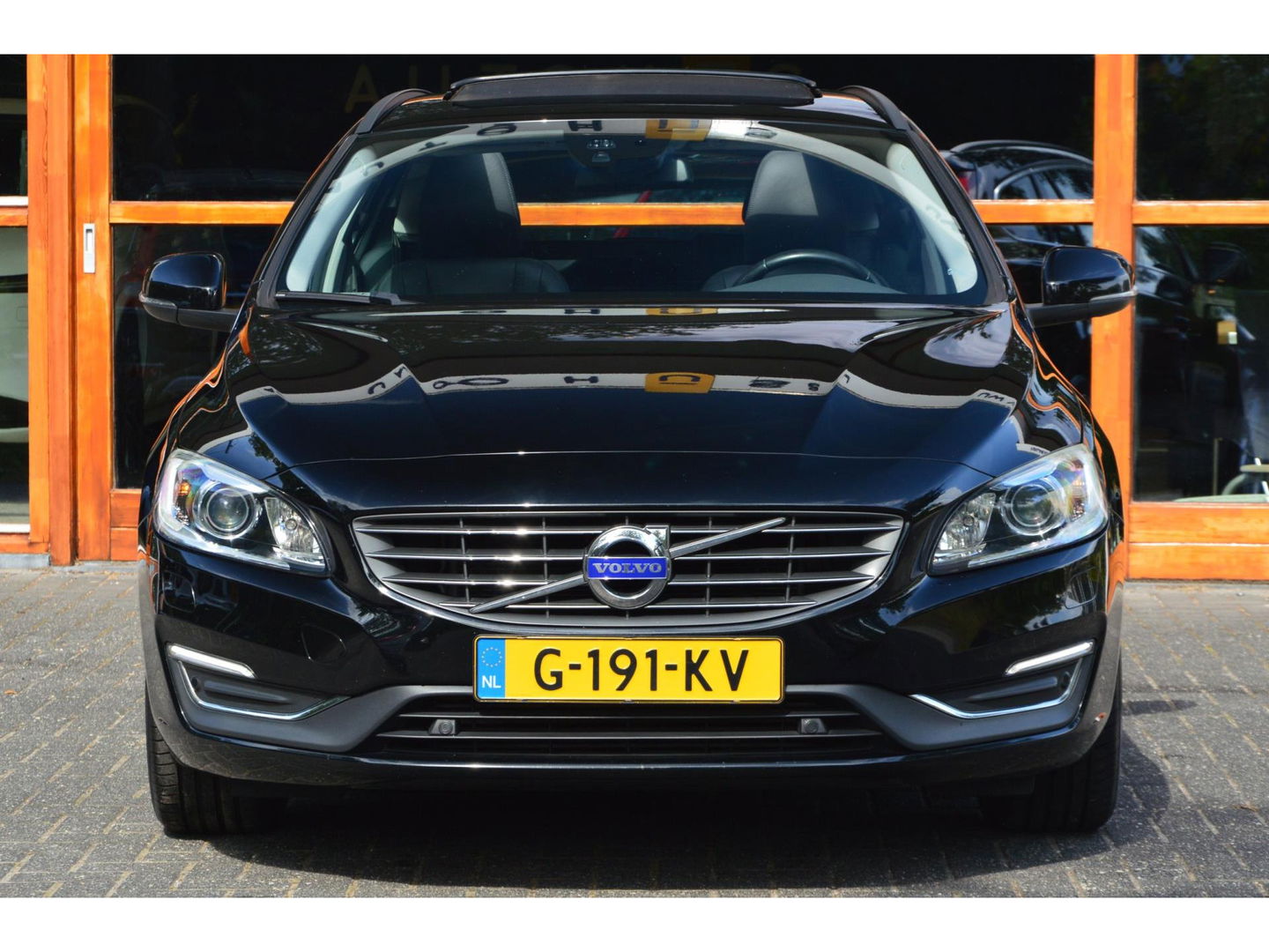Volvo V60 T4 Summum | Panoramadak | Stoelverwarming | Trekhaak 1600KG | Cruise | Bluetooth |