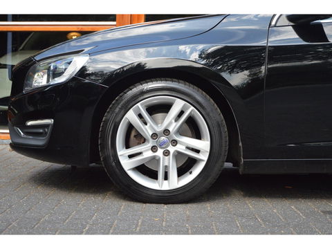 Volvo V60 T4 Summum | Panoramadak | Stoelverwarming | Trekhaak 1600KG | Cruise | Bluetooth |