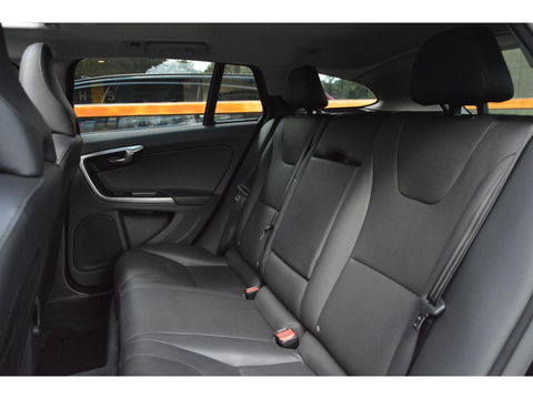 Volvo V60 T4 Summum | Panoramadak | Stoelverwarming | Trekhaak 1600KG | Cruise | Bluetooth |