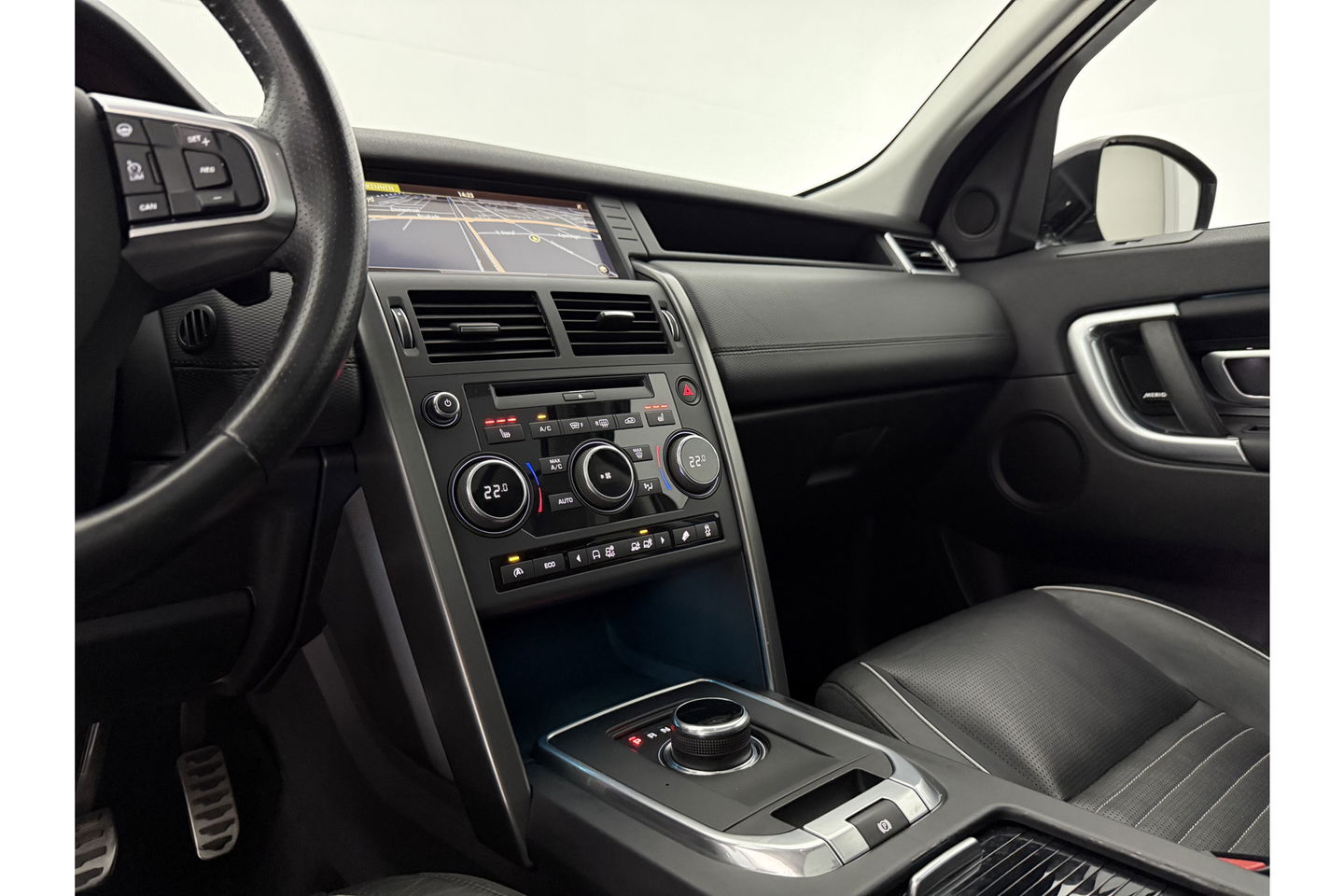 Land Rover Discovery 2.0 TD4 HSE 180PK Pano LED Memory Meridian Audio Sfeer Camera Clima Cruise Trekhaak Navi Leder PDC 19"LMV