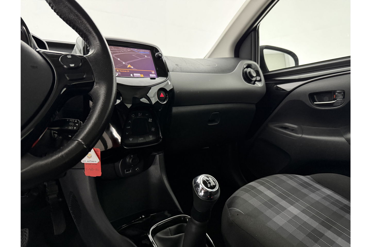 Peugeot 108 1.0 e-VTi Blue Executive LED Airco Camera Cruise Navigatie 15"LMV