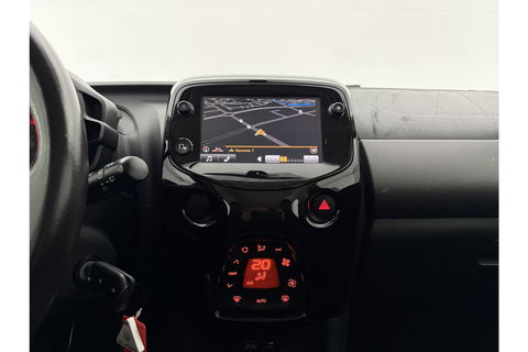 Peugeot 108 1.0 e-VTi Blue Executive LED Airco Camera Cruise Navigatie 15"LMV