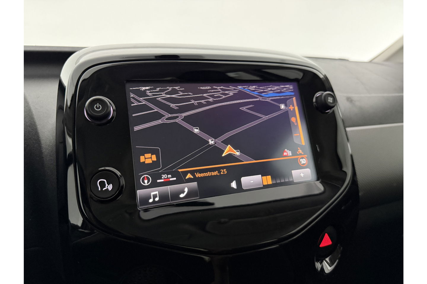 Peugeot 108 1.0 e-VTi Blue Executive LED Airco Camera Cruise Navigatie 15"LMV