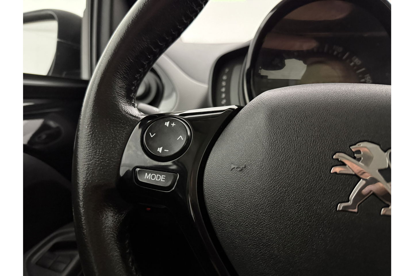 Peugeot 108 1.0 e-VTi Blue Executive LED Airco Camera Cruise Navigatie 15"LMV