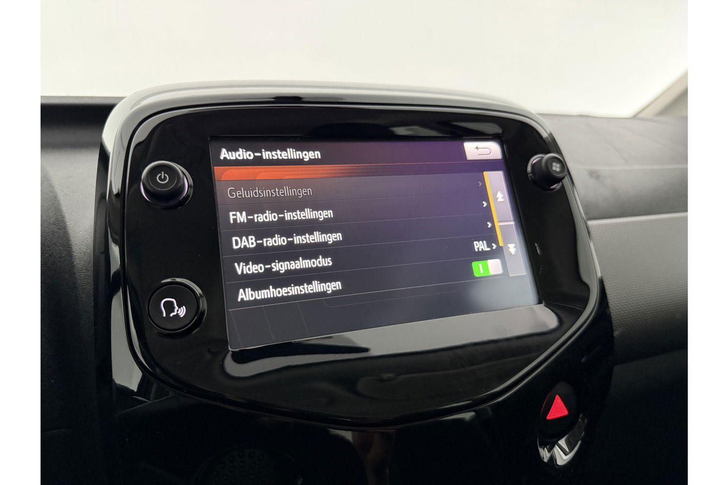 Peugeot 108 1.0 e-VTi Blue Executive LED Airco Camera Cruise Navigatie 15"LMV