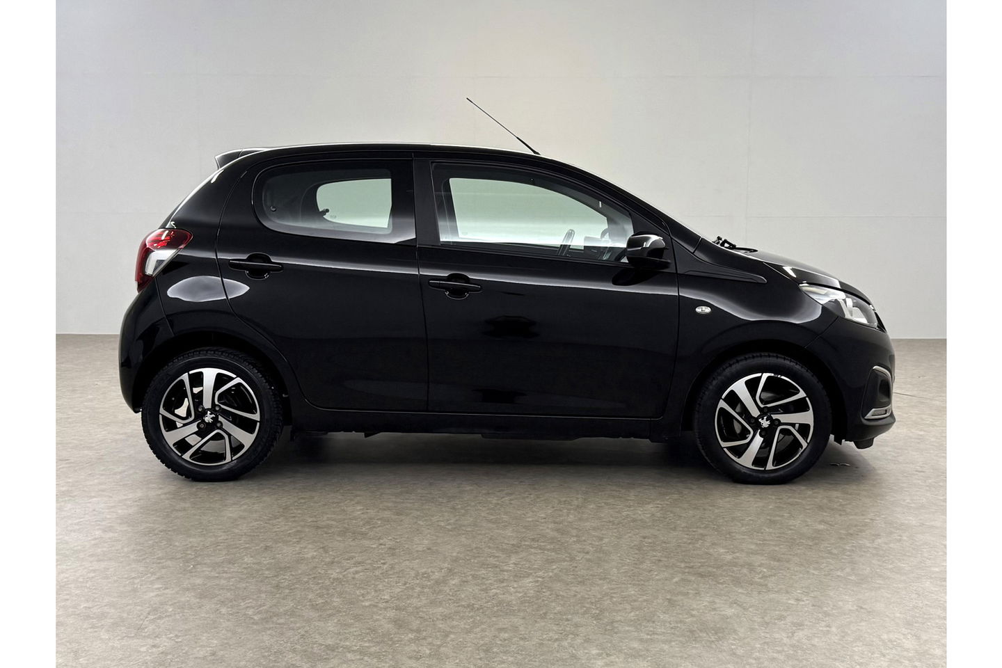 Peugeot 108 1.0 e-VTi Blue Executive LED Airco Camera Cruise Navigatie 15"LMV